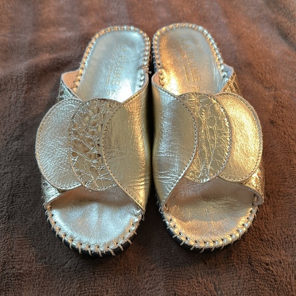 NWOB LA PLUME Paola Gold Slide Sandal Sz  7 - Picture 2 of 14
